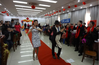 金蛇狂舞辭舊歲，策馬奔騰譜新篇