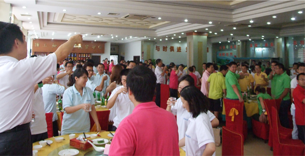 匯聚一堂，共同舉杯