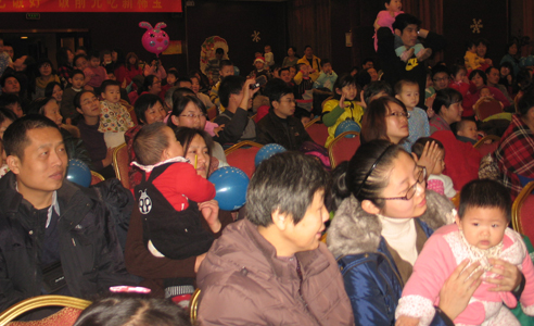 新稀寶會(huì)員聚精會(huì)神的觀看演出