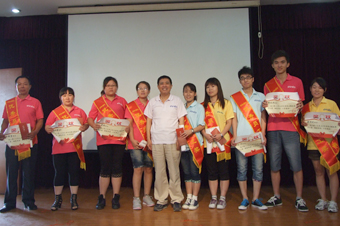 財務(wù)部經(jīng)理呂剛為后勤優(yōu)秀員工頒獎